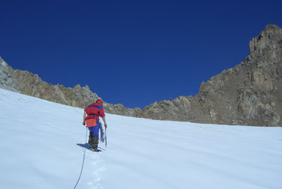 Движение в связках по северной ветви ледника Южный Кенчат под перевал Штернберга (2А) (22.09.2005).
