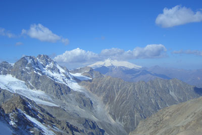 Вид на Эльбрус с перевала Штернберга (2А, 3911м) (22.09.2005).