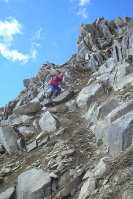 Спуск по мелкой и средней осыпи с перевала Штернберга (2А, 3911м) (22.09.2005).