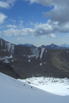 Подъем в связках по южной ветви ледника Южный Кенчат. Работает вторая связка (Макс и Миша) (23.09.2005).