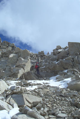 Спуск дюльфером с перевала Килар (1Б, 3910м) по скально-осыпному заснеженному кулуару. Вид снизу (23.09.2005).