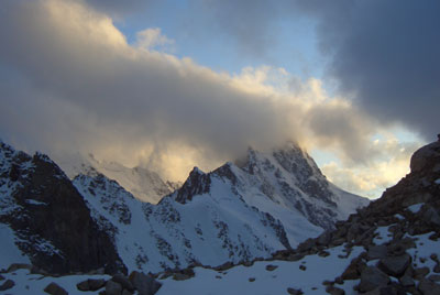 Вечер на леднике Западный Кенчат. Ночевка на высоте более 3700 м (23.09.2005).