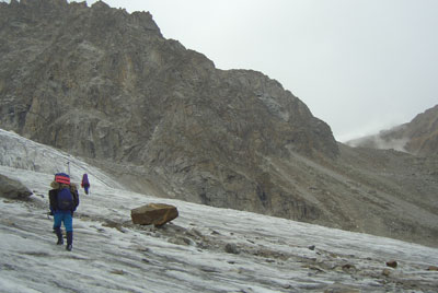 Пересекаем среднюю часть ледника Северный Тютю (25.09.2005).
