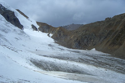 Вид с северного гребня г.Суллукол на верхнее плато ледника Северный Суллукол и перевал Студенческий (1Б) (25.09.2005).