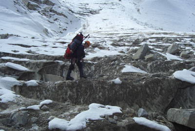 Пересекаем в связках верхнее плато ледника Северный Суллукол (25.09.2005).