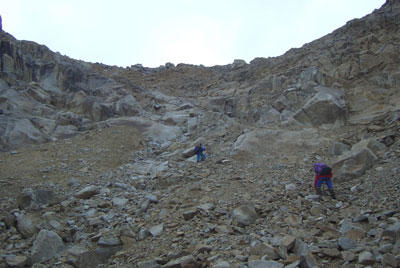 Подъем по осыпям на перевал Студенческий (1Б) (25.09.2005).
