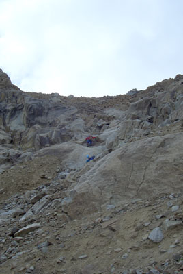 Подъем первого участника (Настя) по скалам на перевал Студенческий (1Б) (25.09.2005).