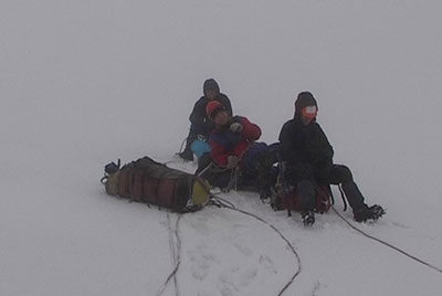Выход на ледник Сабалык. Видимости нет - возвращаемся на верхнюю седловину перевала Студенческий (1Б, 3591м) на вынужденную дневку (26.09.2005).