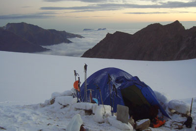 Ночевка на верхней седловине перевала Студенческий (1Б, 3591 м) (28.09.2005).