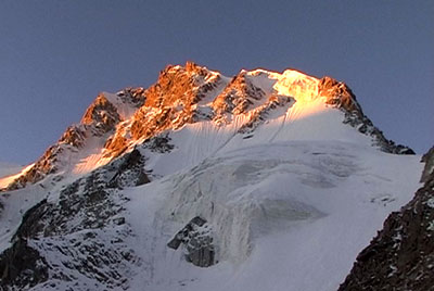 Вид на г.Суллукол с верхней седловины перевала Студенческий (1Б, 3591 м) (28.09.2005).