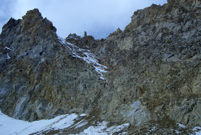 Подъем первого участника (Настя) по скалам на перевал Водопадный (1Б, 3794 м) (28.09.2005).