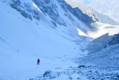 Продолжение спуска с перевала Водопадный (1Б) по леднику в долину р.Водопадная (29.09.2005).