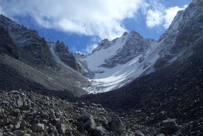 Вид на перевал Водопадный (1Б) из долины р.Водопадная (29.09.2005).