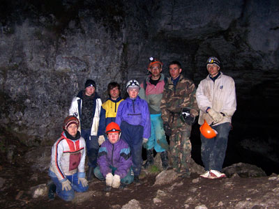 У входа в пещеру (04.05.2006).