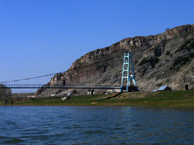 Подвесной, пешеходный мост у д.Таш-Асты (04.05.2006).
