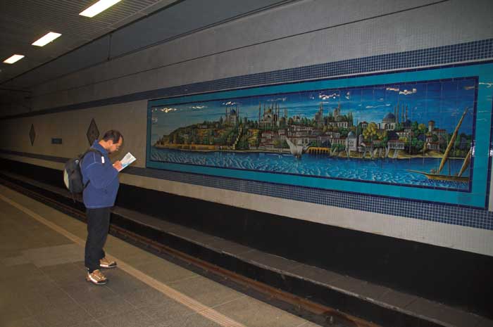 В Стамбульском метро