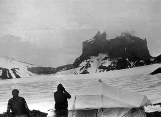 Лагерь на морене ледника Правого Еловского. На заднем плане гора Шишель, слева от нее - перевал Фортуна (2А)