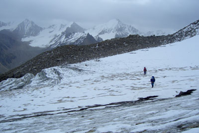 Пересекаем в связках верхнее плато ледника Северный Суллукол (25.09.2005).