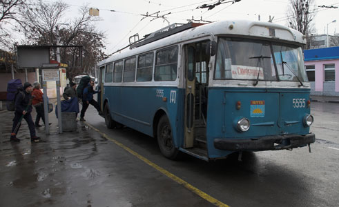 Симферополь. Погрузка в междугородний троллейбус (01.01.07).