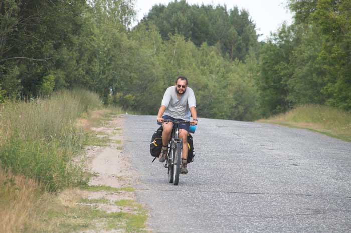 В движении